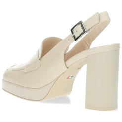 Beige mocassins op hak