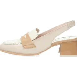 Beige mocassins op hak