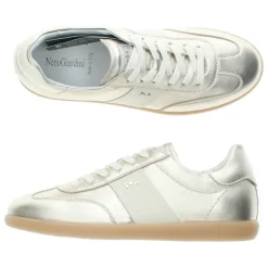 Gouden sneakers