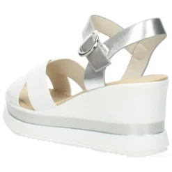 Witte sandalen