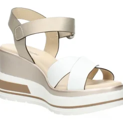Witte sandalen