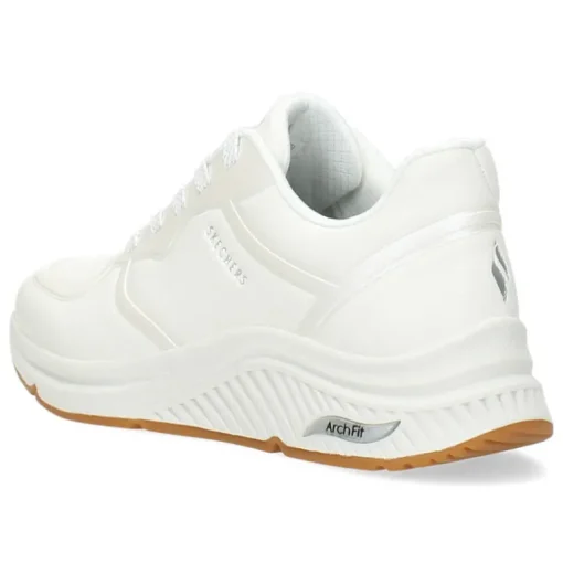 Witte sneakers