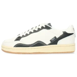 Witte sneakers