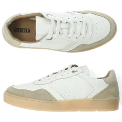 Witte sneakers
