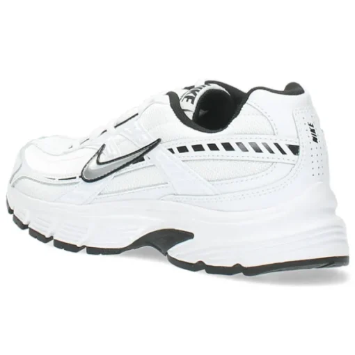 Witte sportschoenen