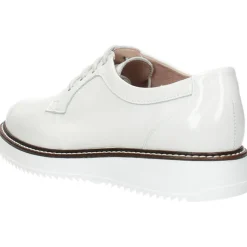 Witte veterschoenen