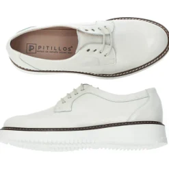 Witte veterschoenen