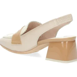 Beige mocassins op hak