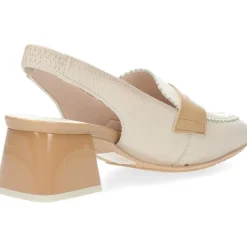 Beige mocassins op hak