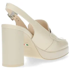 Beige mocassins op hak