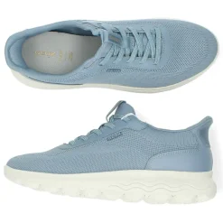 Lichtblauwe sneakers