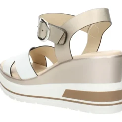 Witte sandalen