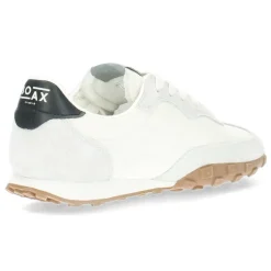 Witte sneakers