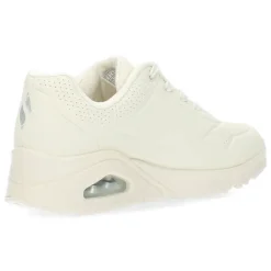 Witte sneakers