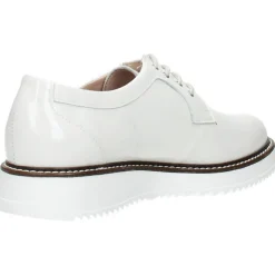 Witte veterschoenen