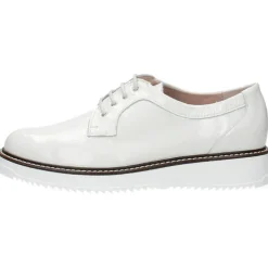 Witte veterschoenen